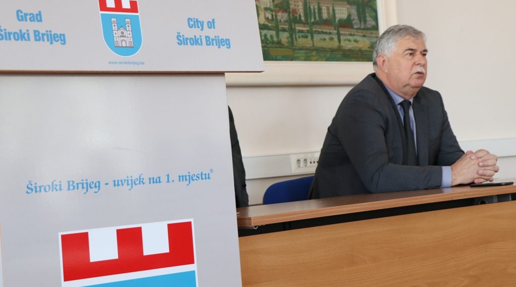 Å iroki Brijeg: GradonaÄelnik KraljeviÄ potpisao ugovore s dobitnicima studentskih stipendija