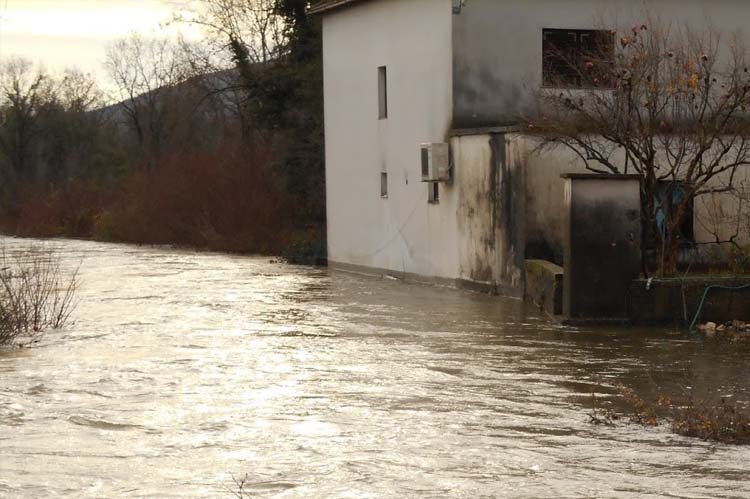 Nakon velikih padalina u Ljubuškom poplavile kuće