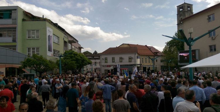 VIDEO: Tisuće građana na ulicama u Bihaću u znak podrške Dudakoviću