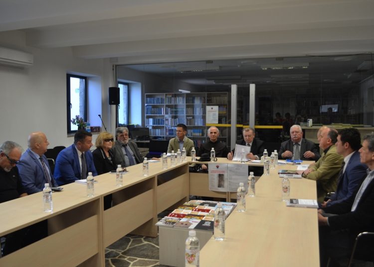 Svečano predana članska iskaznica DHK novoprimljenome članu fra Vendelinu Karačiću