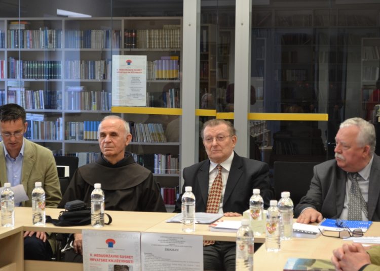 Svečano predana članska iskaznica DHK novoprimljenome članu fra Vendelinu Karačiću