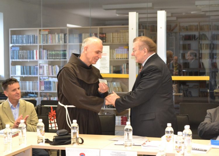 Svečano predana članska iskaznica DHK novoprimljenome članu fra Vendelinu Karačiću