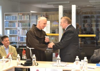 Svečano predana članska iskaznica DHK novoprimljenome članu  fra Vendelinu Karačiću