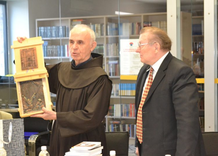 Svečano predana članska iskaznica DHK novoprimljenome članu fra Vendelinu Karačiću