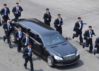 Tjelohranitelji Kim Jong Una pokazali dosad neviđeni način čuvanja osobe