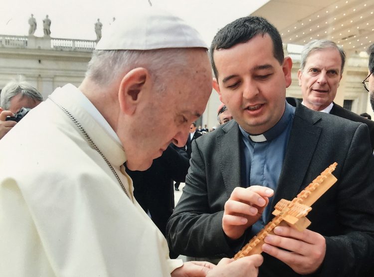 Uzdolski križ u rukama pape Franje