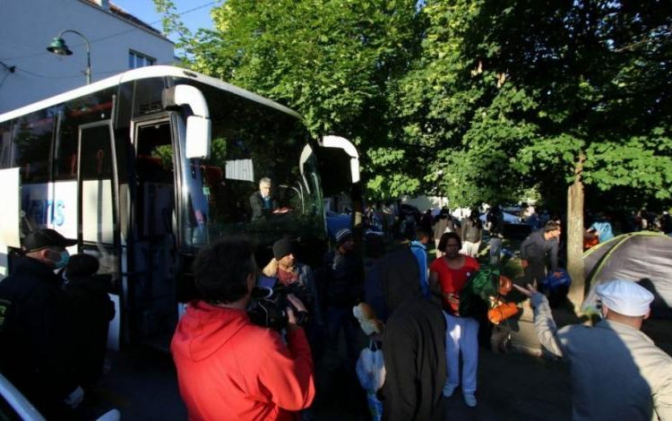 Autobusi koji prevoze migrante zaustavljeni na putu do Mostara