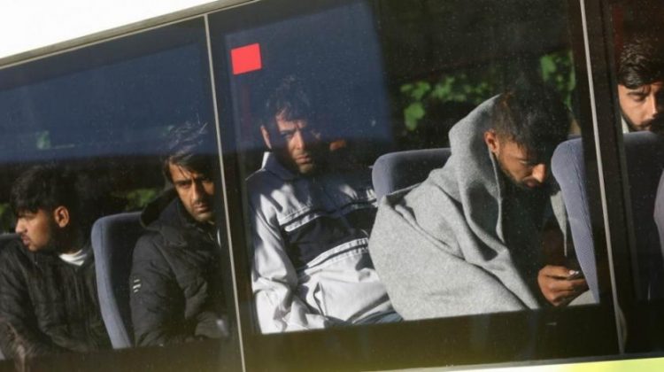 Autobusi koji prevoze migrante zaustavljeni na putu do Mostara