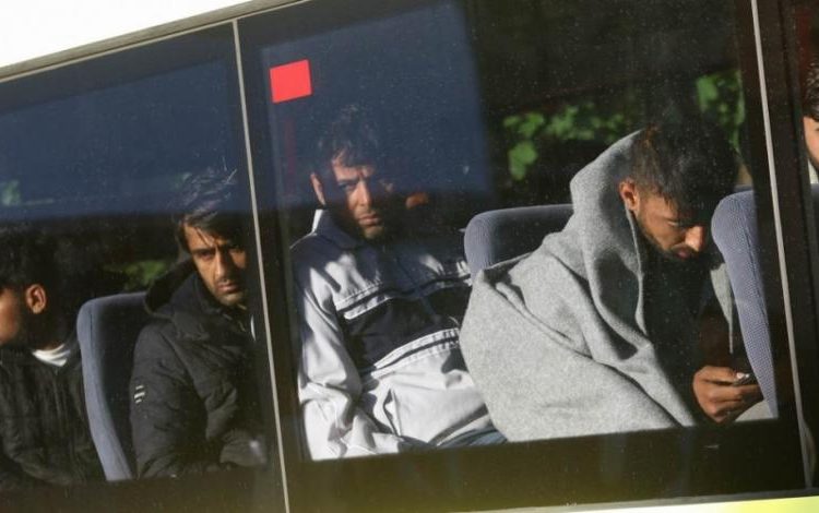 Autobusi koji prevoze migrante zaustavljeni na putu do Mostara