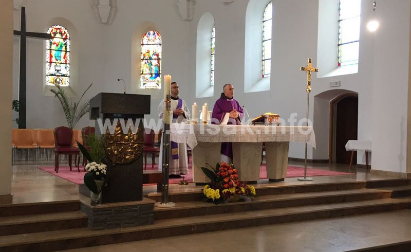 Tomislav Puljić (gvardijan na Širokom Brijegu) predvodi svečano misno slavlje.