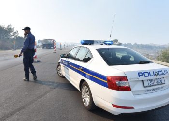 Državljanin BiH u kombi utrpao čak 26 migranata i pokušao ući u Hrvatsku