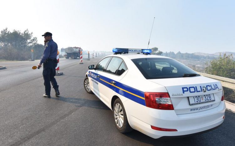 Državljanin BiH u kombi utrpao čak 26 migranata i pokušao ući u Hrvatsku