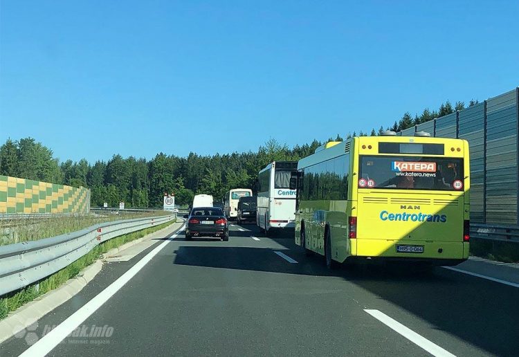 Autobusi koji prevoze migrante zaustavljeni na putu do Mostara