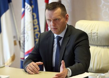 Lukač: Među migrantima teroristi, dignuti vojsku na granice