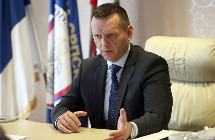 Lukač: Među migrantima teroristi, dignuti vojsku na granice