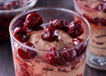 Mousse od tamne čokolade s preljevom od višanja