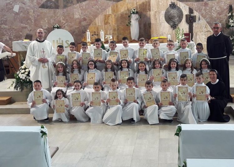 Na Kočerinu 31 dijete primilo Prvu svetu pričest