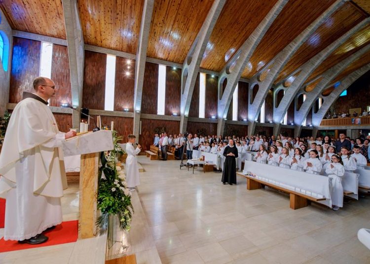 Na Kočerinu 31 dijete primilo Prvu svetu pričest