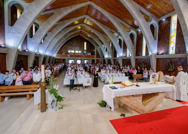 Na Kočerinu 31 dijete primilo Prvu svetu pričest