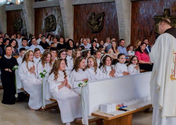 Na Kočerinu 31 dijete primilo Prvu svetu pričest