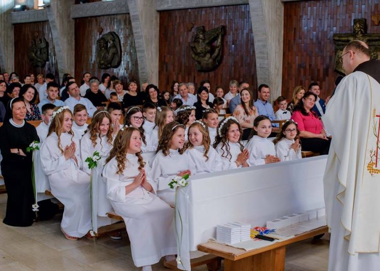 Na Kočerinu 31 dijete primilo Prvu svetu pričest