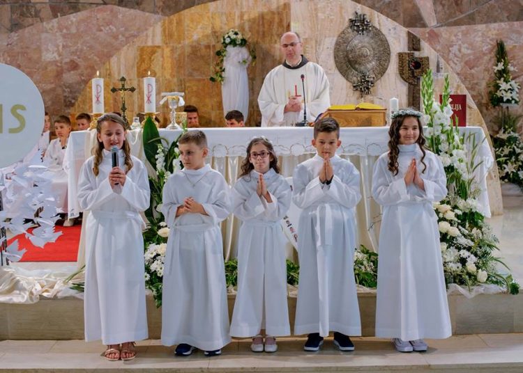 Na Kočerinu 31 dijete primilo Prvu svetu pričest