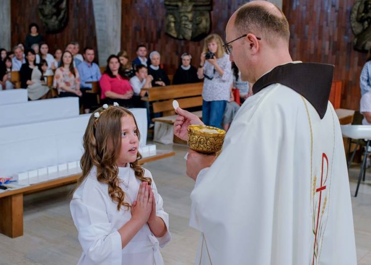 Na Kočerinu 31 dijete primilo Prvu svetu pričest