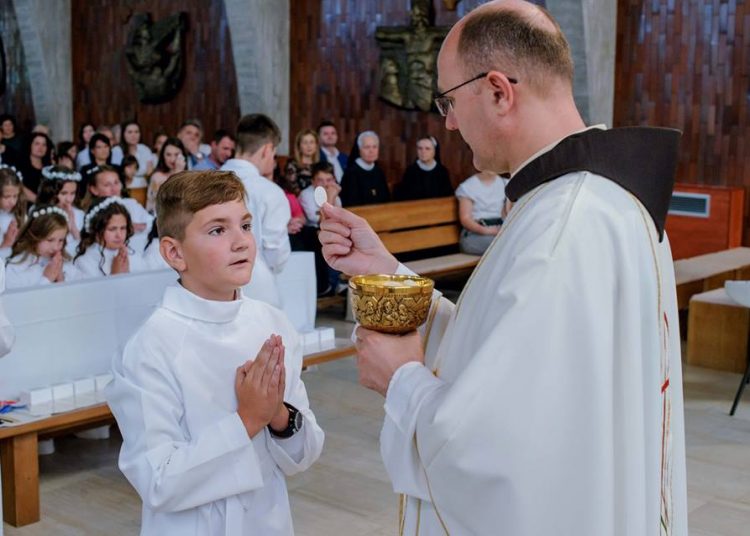 Na Kočerinu 31 dijete primilo Prvu svetu pričest