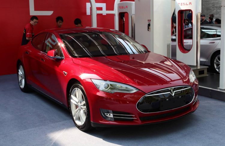 Nakon nesreće izgorio Teslin automobil, istražuje se jesu li baterije krivac