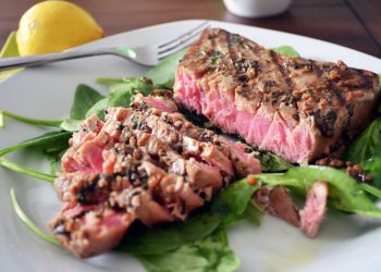 Odrezak od tune s povrćem i sirom