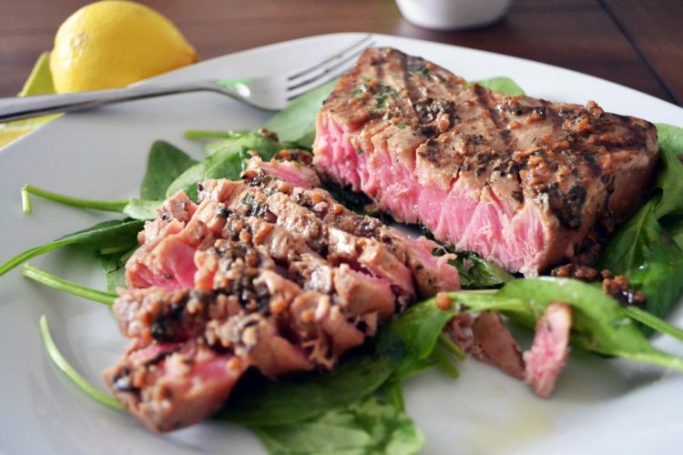 Odrezak od tune s povrćem i sirom