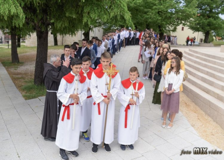 Posušje: Krizmalo se 148 mladih