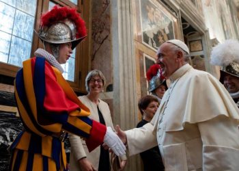 Pripadnici papine Švicarske garde dobili nove high tech kacige