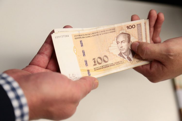 Prosječna neto plaća u FBiH porasla za više od 3 posto