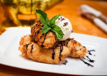 Pržene banane s medom i sezamom, sa sladoledom od vanilije