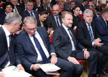 SIP raspisuje izbore 8. svibnja, za vikend nastavak razgovora političara