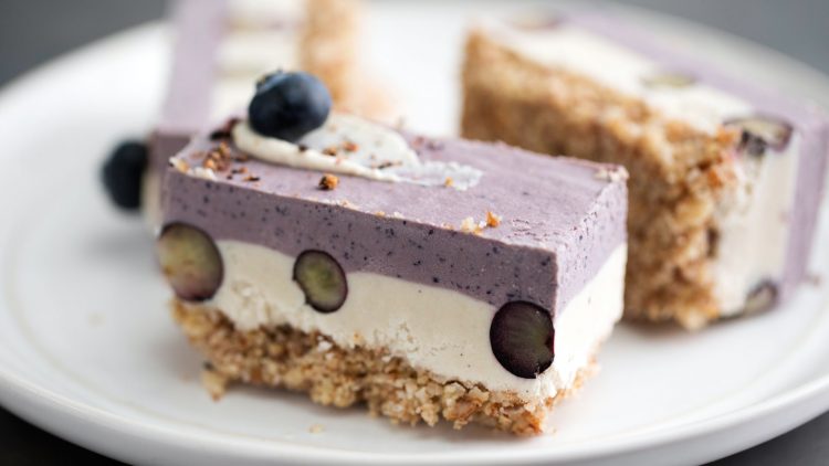 Sladoledna torta od vanilije i borovnica