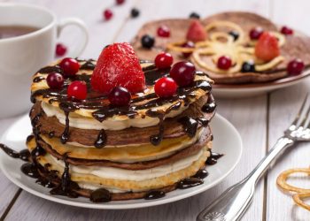 Slasna torta od palačinki s čokoladom i voćem