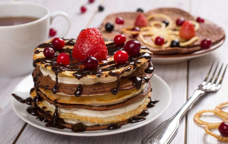 Slasna torta od palačinki s čokoladom i voćem