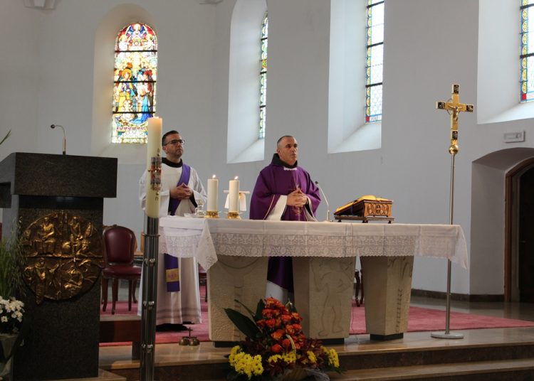 Široki Brijeg: Mimohod branitelja s 21 stijegom ratnih postrojbi