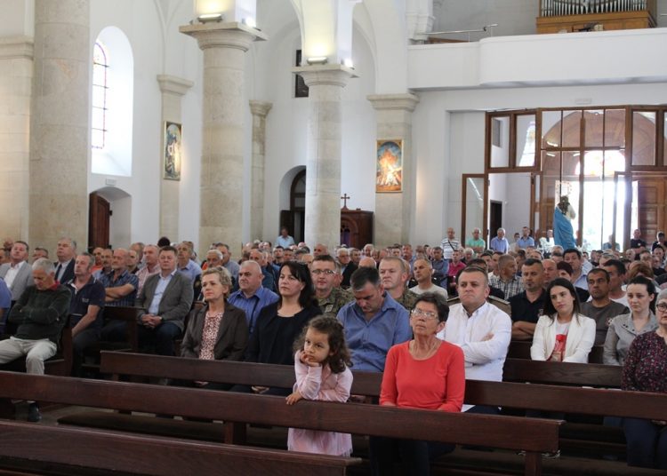 Široki Brijeg: Mimohod branitelja s 21 stijegom ratnih postrojbi