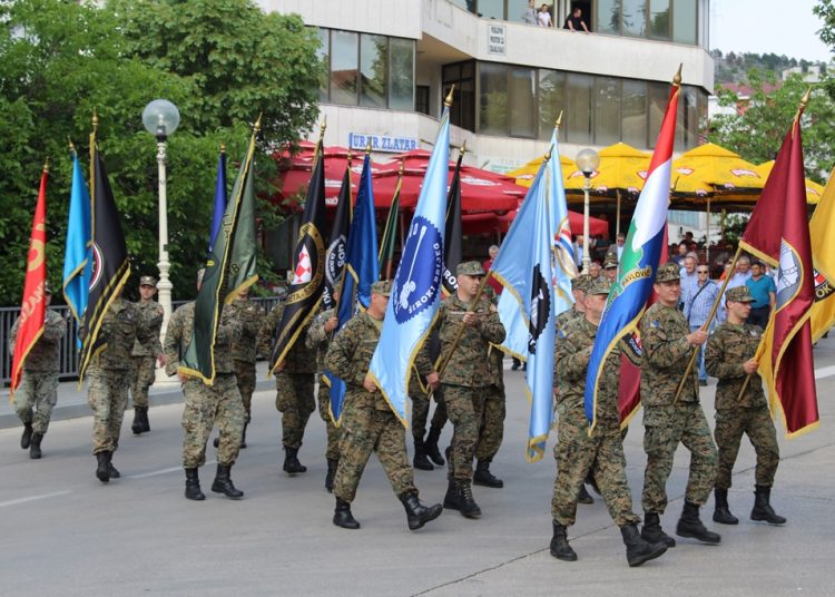 Široki Brijeg: Mimohod branitelja s 21 stijegom ratnih postrojbi