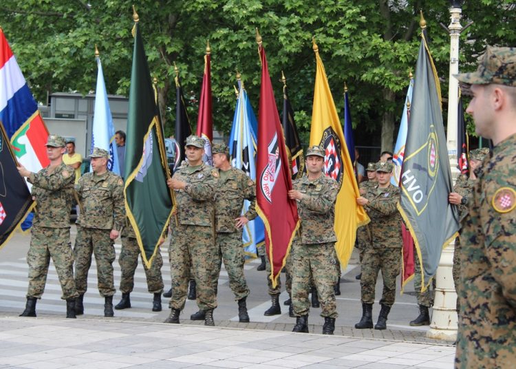 Široki Brijeg: Mimohod branitelja s 21 stijegom ratnih postrojbi
