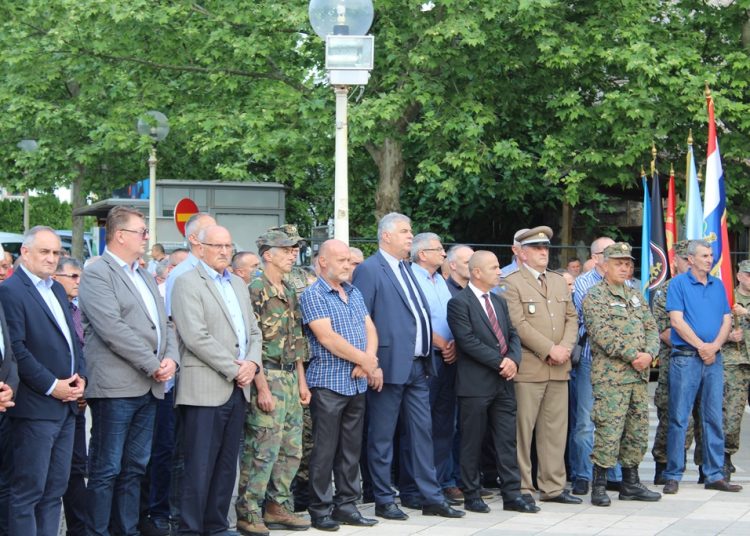 Široki Brijeg: Mimohod branitelja s 21 stijegom ratnih postrojbi