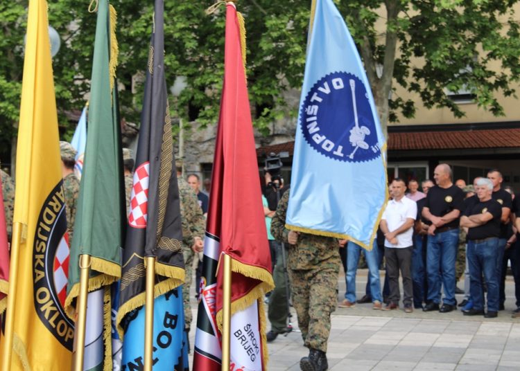 Široki Brijeg: Mimohod branitelja s 21 stijegom ratnih postrojbi