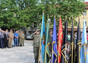 Široki Brijeg: Mimohod branitelja s 21 stijegom ratnih postrojbi