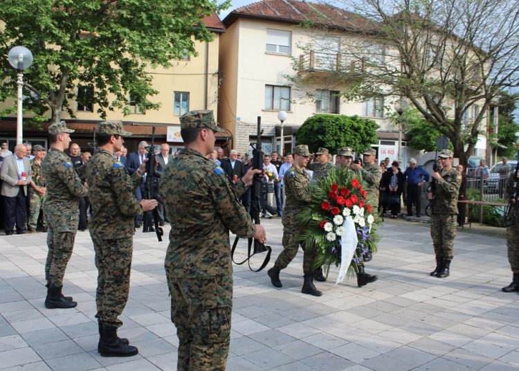 Široki Brijeg: Mimohod branitelja s 21 stijegom ratnih postrojbi