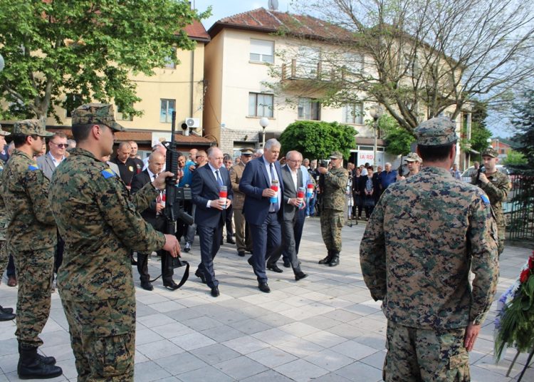 Široki Brijeg: Mimohod branitelja s 21 stijegom ratnih postrojbi