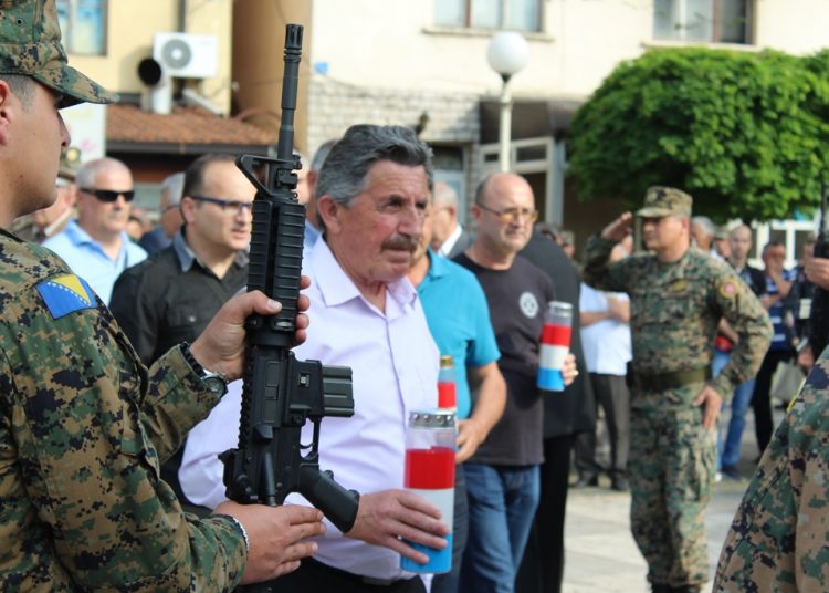 Široki Brijeg: Mimohod branitelja s 21 stijegom ratnih postrojbi