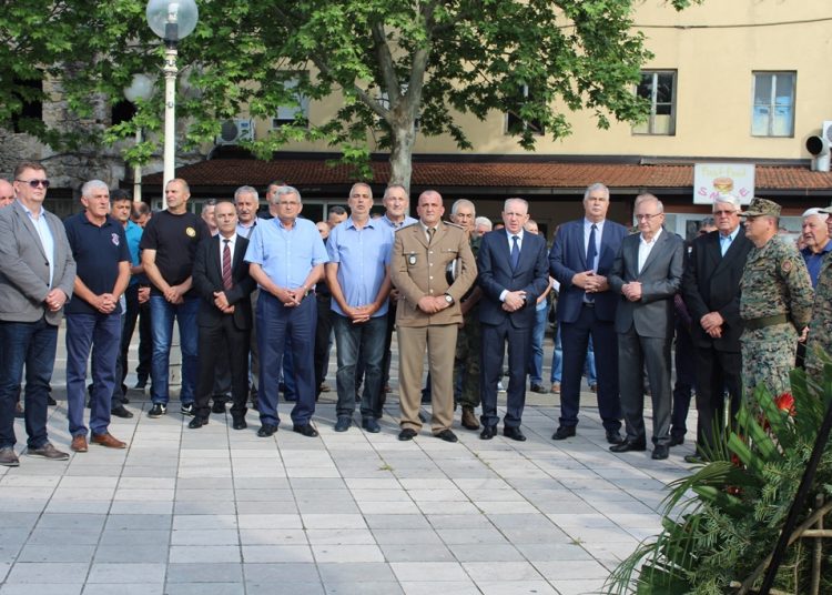 Široki Brijeg: Mimohod branitelja s 21 stijegom ratnih postrojbi